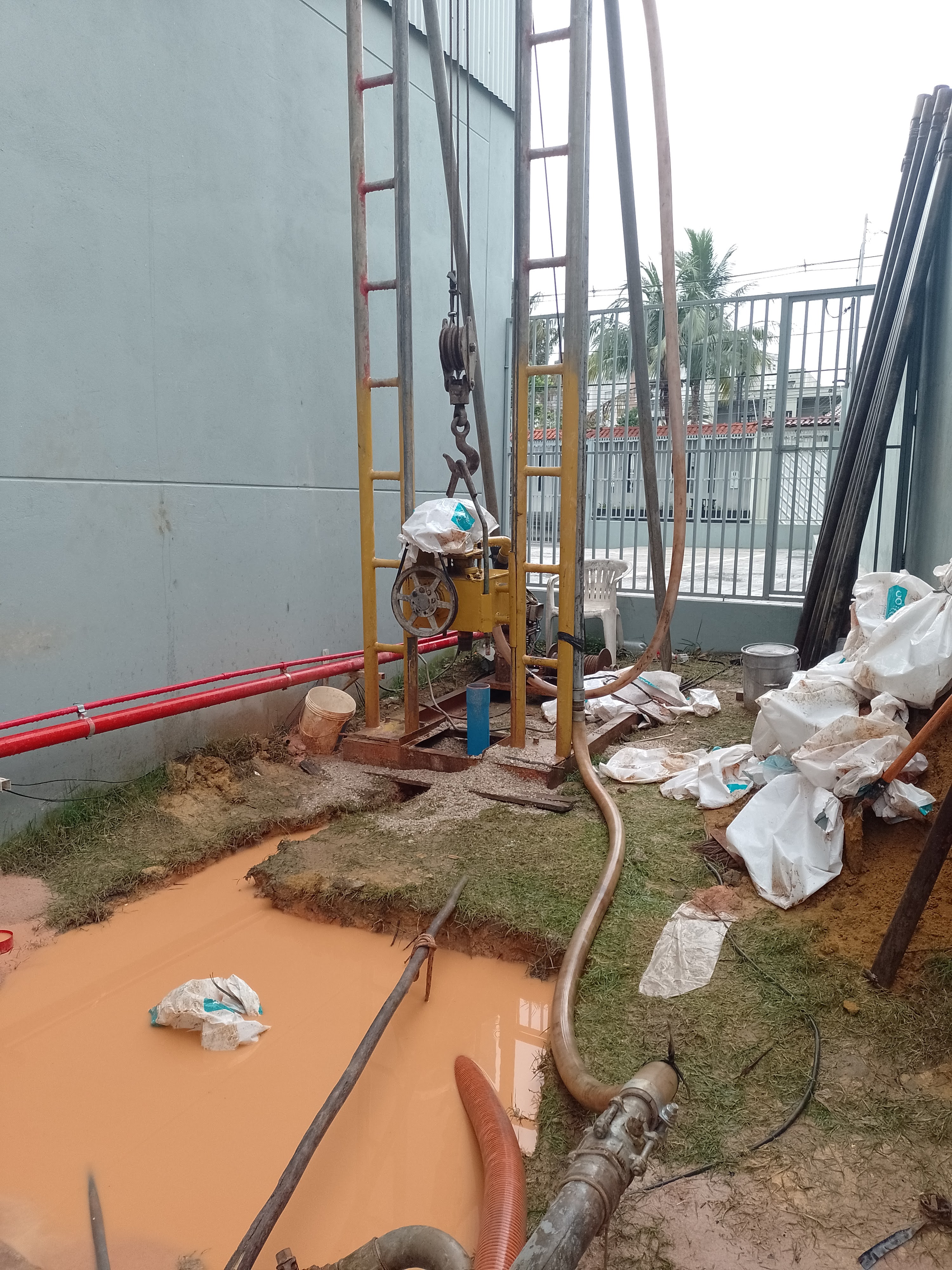 Equipamento de perfuração instalado ao lado de edificação