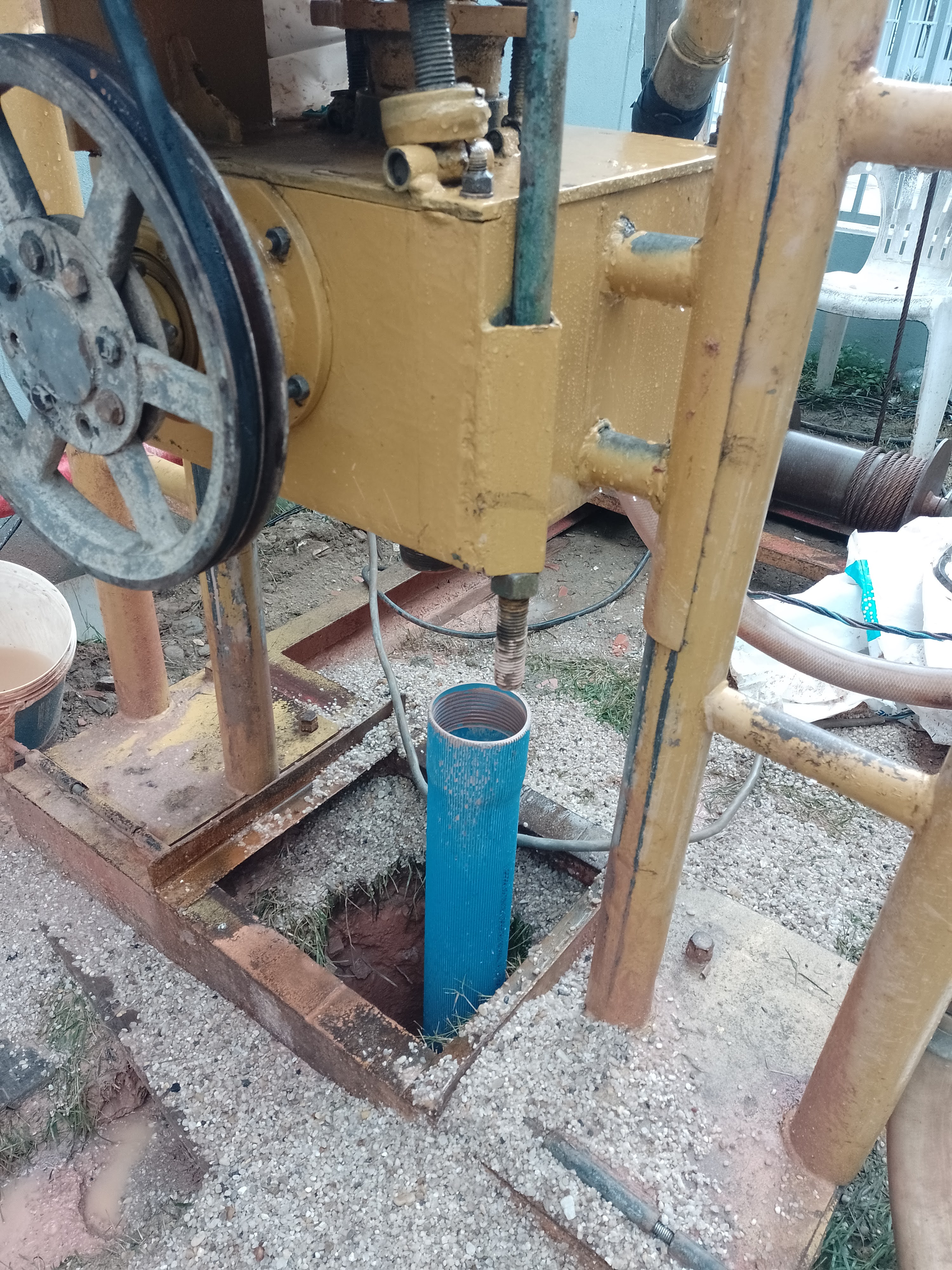 Equipamento de perfuração de poço artesiano em operação